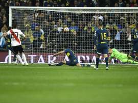 Lucas Pratto (g) buteur lors de la victoire face à Boca Juniors à Madrid. AFP