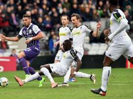 L'attaquant de Toulouse Andy Delort (g) à la lutte avec le défenseur d'Angers Issa Cissokho. AFP