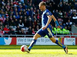 Vardy anotó dos goles y falló un penalti en el partido ante el Everton. AFP