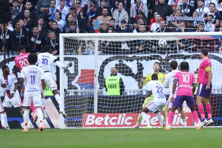Emersonn deja el liderato en solitario en bandeja al PSG