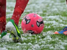 O Geoffroy-Guichard está coberto pela neve. AFP
