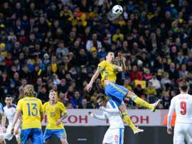 Zlatan Ibrahimovic saute lors du match Suède - République tchèque, le 29 mars 2016 à Solna