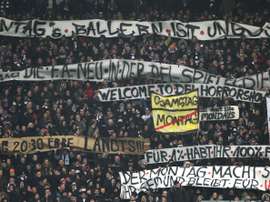 Les supporters protestent contre la programmation de matches un lundi. AFP
