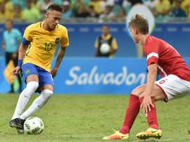Neymar à la lutte avec le Danois Andreas Maxso lors du 1er tour du tournoi des JO. AFP