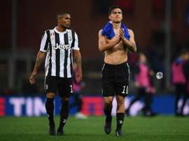 Douglas Costa não escolheu Cristiano Ronaldo e diz ver Paulo Dybala como seu melhor companheiro. AFP