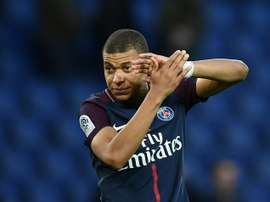 Mbappé hizo un doblete en el triunfo ante el Angers. AFP