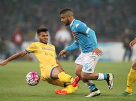 Le milieu de Frosinone Mirko Gori à la lutte avec l'attaquant de Naples Lorenzo Insigne. AFP