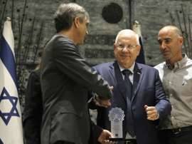 Le président israélien Reuven Rivlin remet un prix au président du Beitar Jérusalem Eli Ohana. AFP