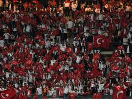 Une banderole pro-kurde suscite sifflets et altercations. AFP