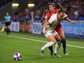 Lucy Bronze à la lutte avec l'attaquante américaine Christen Press. AFP