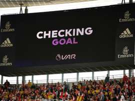 Les arbitres reconnaissent quatre erreurs liées à la VAR. AFP