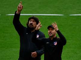 Simeone se llevó a los suyos de cena. AFP