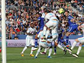Le Bastiais Sébastien Squillaci reprend un ballon de la tête face à lOM, le 3 avril 2016 au stade Armand Cesari
