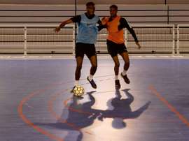 Les Bleus du futsal, des amateurs pros de la débrouille. AFP