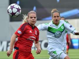 Le Sommer de l'OL à la lutte avec l'Allemande Peter de Wolfsburg en finale de la C1 dames. AFP