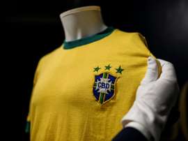 Un maillot de Pelé vendu 30.000 euros aux enchères. AFP