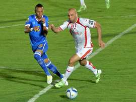Tosno Nuno Roch (g) à la lutte avec le défenseur tunisien Aymen Abdennour. AFP