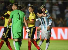 Lionel Messi, dans les bras dangel Di Maria, a été le grand artisan de la victoire de lArgentine face à la Colombie, le 15 novembre à San Juan