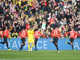 Les joueurs du Stade rennais communient avec leur supporters. AFP