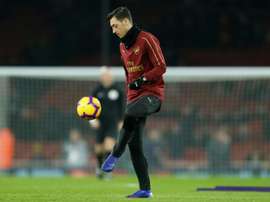L'agent d'Özil assure qu'il ne quittera pas Arsenal. AFP