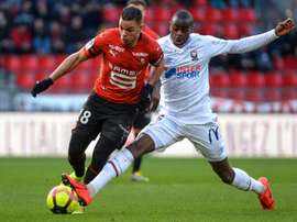 Hatem Ben Arfa (g) à la lutte avec le milieu de Caen Prince Oniangue en championnat. AFP