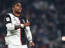 O Barça recusa uma troca entre Douglas Costa e Dembélé. AFP