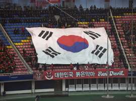 Drapeau sud-coréen déployé dans les tribunes avant le match face à la Chine. AFP