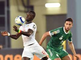 L'Algérien Saphir Taïder à la lutte avec le Sénégalais Sadio Mane lors de la CAN-2015. AFP