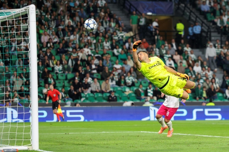 Rulli y Angel Gomes sostienen al Marsella