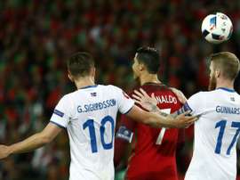 Gunnarsson y Cristiano se enfrentaron en el Portugal-Islandia, que concluyó 1-1. Archivo/EFE/AFP