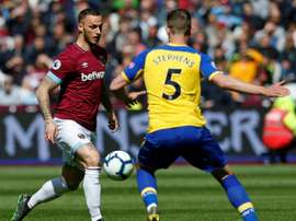 Marko Arnautovic à la lutte avec Jack Stephen. AFP