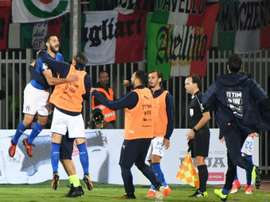 Antonio Candreva saute de joie avec les remplaçants de l'Italie après avoir inscrit le but. AFP