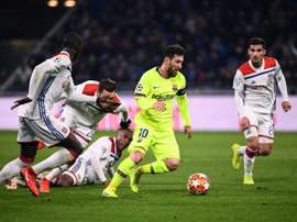 La star du FC Barcelone Lionel Messi cernée par la défense lyonnaise. AFP