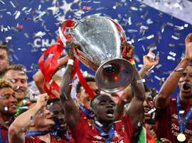 Torres voit Liverpool soulever le Trophée. AFP