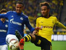 Le défenseur de Schalke 04 Joël Matip (g) à la lutte avec lattaquant de Dortmund Pierre-Emerick Aubameyang, le 8 novembre 2015 à Dortmund