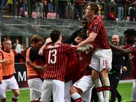 Milan vence e ainda sonha com a Champions. AFP