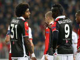 Les joueurs de Nice Dante et Mario Balotelli lors dun match contre Zulte Waregem. AFP