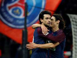 Javier Pastore (g) félicité par son coéquipier Edinson Cavani. AFP