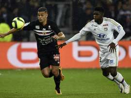 L'attaquant niçois Hatem Ben Arfa (G) face au défenseur lyonnais Samuel Umtiti. AFP