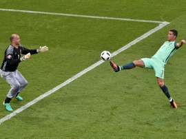 Le gardien hongrois Gabor Kiraly tente d'arrêter une frappe de Cristiano Ronaldo lors de l'Euro. AFP