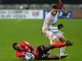 L'attaquant lillois Yassine Benzia à la lutte avec Jérémy Sorbon de Guingamp en Coupe de France. AFP