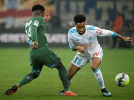 Le Marseillais Jordan Amavi tente de déborder Jonathan Bamba de l'AS Saint-Etienne. AFP
