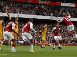 Nacho Monreal explose de joie comme ses collègues après son but avec Arsenal face à Brighton. AFP