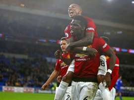 Paul Pogba (bas) et Ashley Young (sur son dos) exultent après un but inscrit par Jesse Lingard. AFP