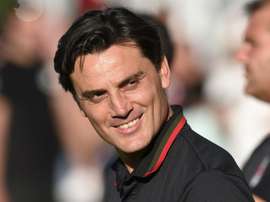 Vincenzo Montella no está nada conforme con la defensa 'rossonera'. AFP