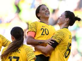 Sam Kerr (c) fête un but avec ses coéquipières lors dun match face à l'Argentine. AFP