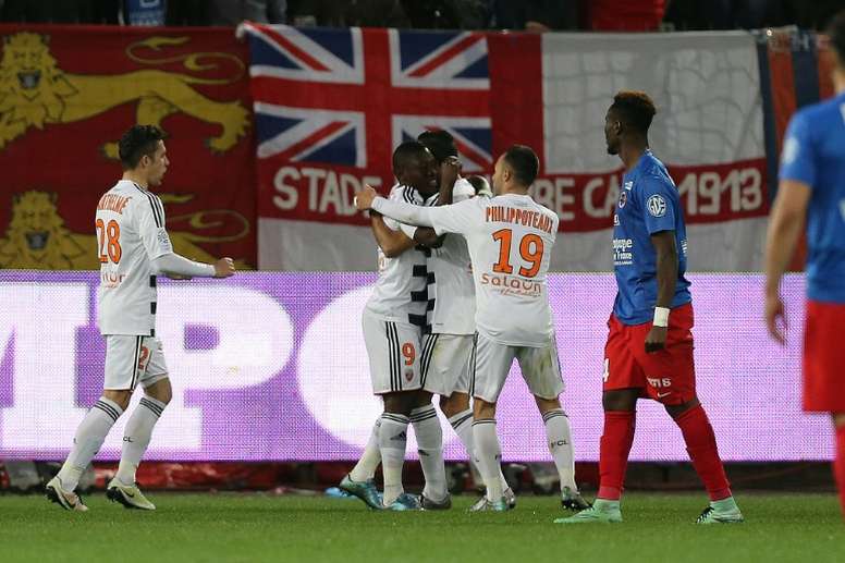 Lattaquant ghanéen Abdul Majeed Waris (N.9) célèbre avec ses coéquipiers son but contre Caen au stade Michel dOrnano, le 9 avril 2016