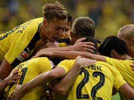 Les joueurs de Dortmund se congratulent après l'un de leurs six buts face à Darmstadt. AFP