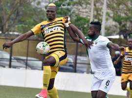 Lattaquant burkinabè de lASEC Mimosas Aristide Bancé (g) contre le CF Mounana. AFP