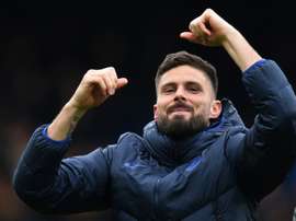 Giroud está a um passo de renovar. AFP